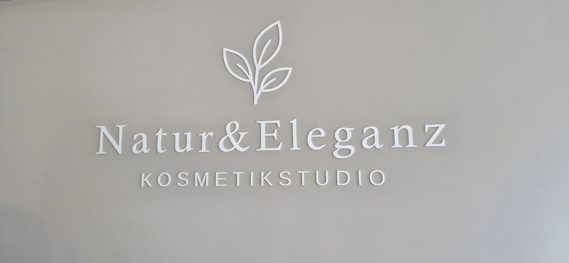Schriftszug Natur und Eleganz, Kosmetikstudio