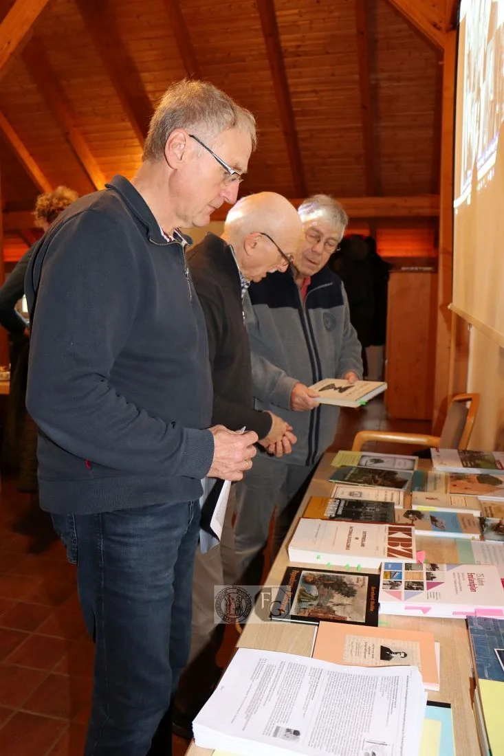Der Büchertisch stieß auf viel Interesse (Foto: Groeneveld)