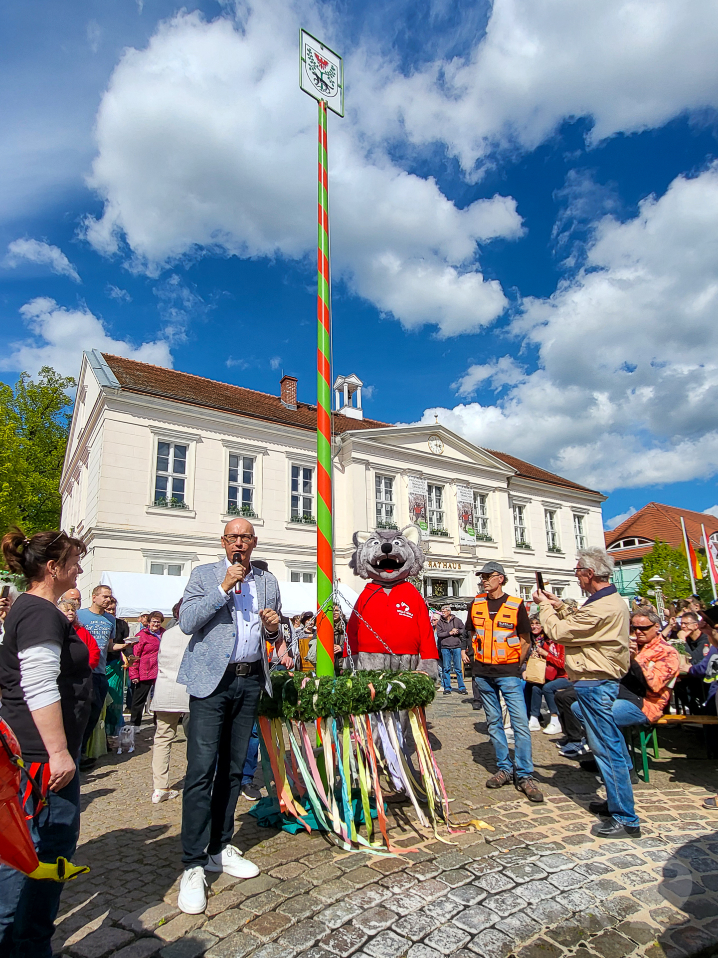 Bürgermeister Dr. Ronald Thiel eröffnet das Pritzwalker Frühlingserwachen am Maibaum. Foto: Beate Vogel