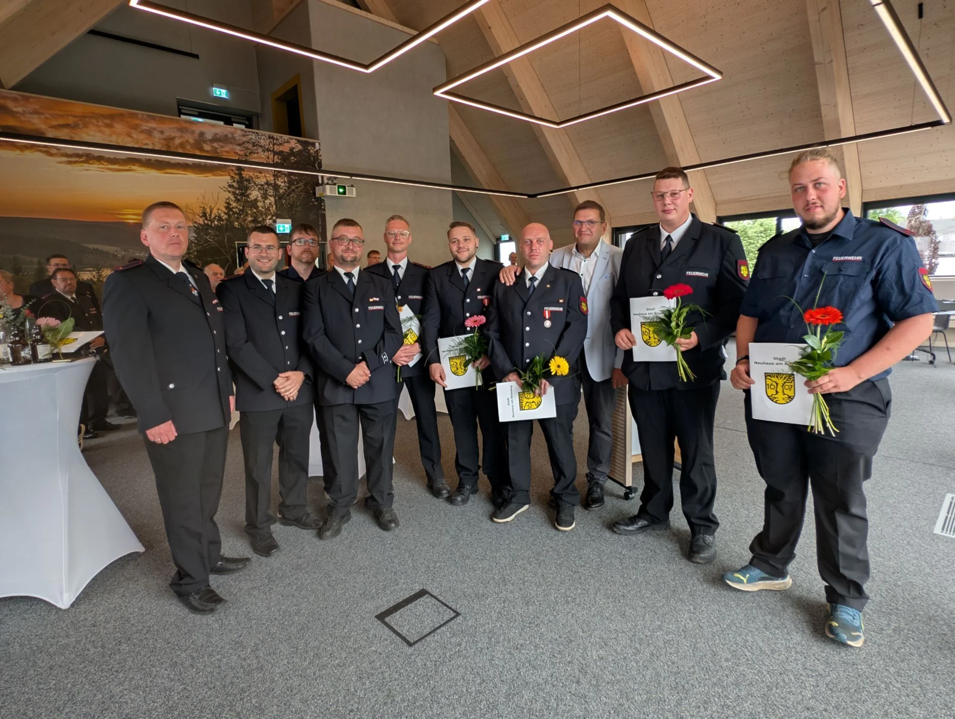 Die geehrten Kameraden der Freiwilligen Feuerwehr Neuhaus am Rennweg im Saal des Bürgerhauses