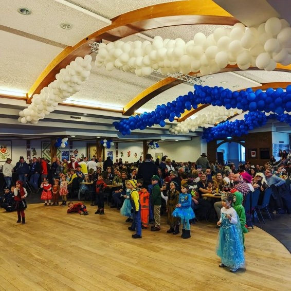 Junge Jecken begeistern das Publikum beim Kinderkarneval