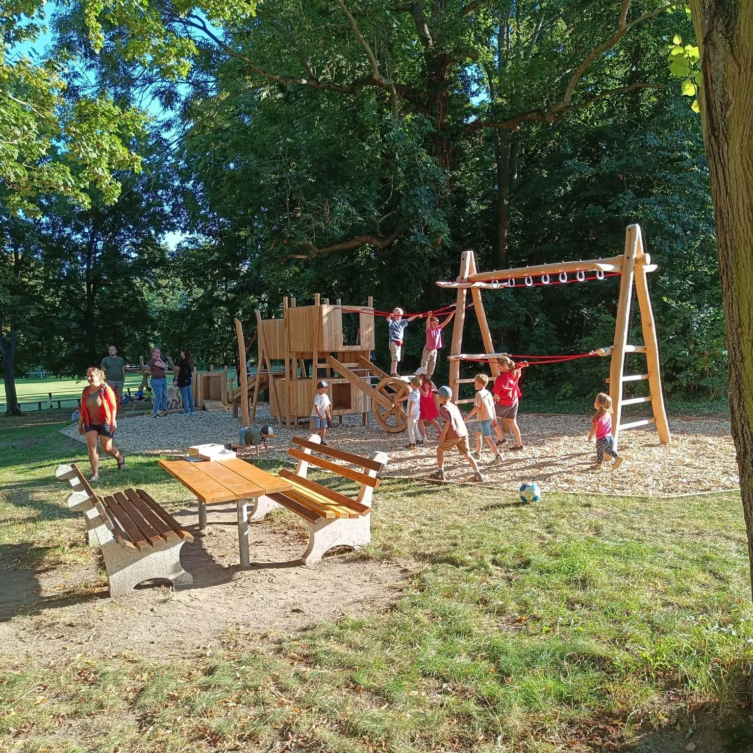 Die ersten Kinder spielen auf ihrem neuen Platz in Störmthal