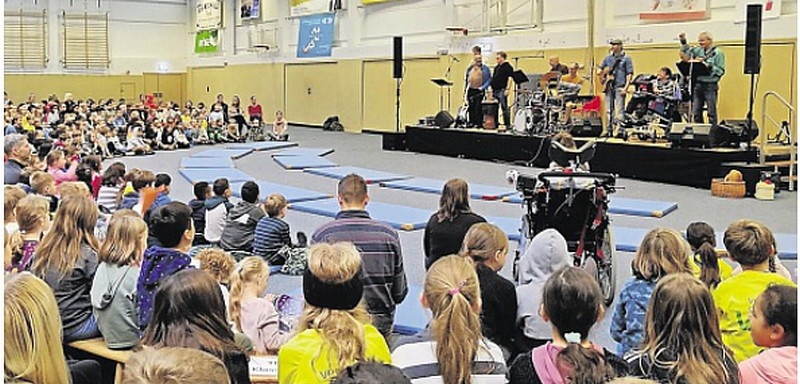 Zusammen mit einer extra zusammengestellten Live-Band sangen die Kindern in Mölln und Schwarzenbek eingeübte und behandelte Lieder zum Thema „Kinderrechte“ © Till-Eulenspigel-Schule Mölln & Verein Miteinander leben e.V.