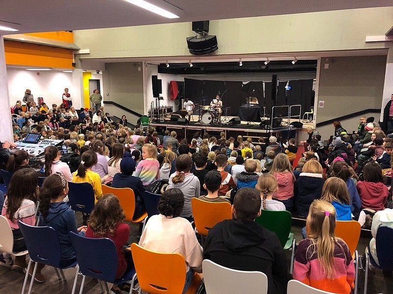 Die aus Burkina Faso stammenden Musiker Ezé und Adama Dembélé gestalten mit den Schülerinnen und Schüler in Schwarzenbek und Mölln ein mitreißendes Konzertprogramm zu Afro-beats, Amapiano und westafrikanischen Rhythmen © Verein Miteinander leben e.V.