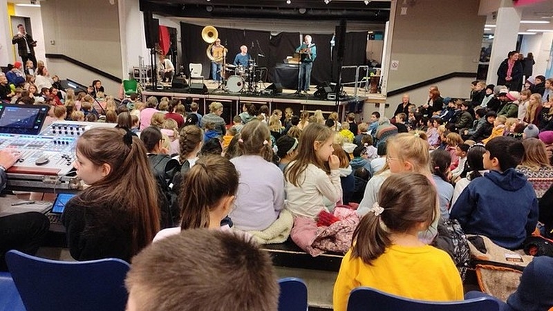 Zusammen mit einer extra zusammengestellten Live-Band sangen die Kindern in Mölln und Schwarzenbek eingeübte und behandelte Lieder zum Thema „Kinderrechte“ © Till-Eulenspigel-Schule Mölln & Verein Miteinander leben e.V.