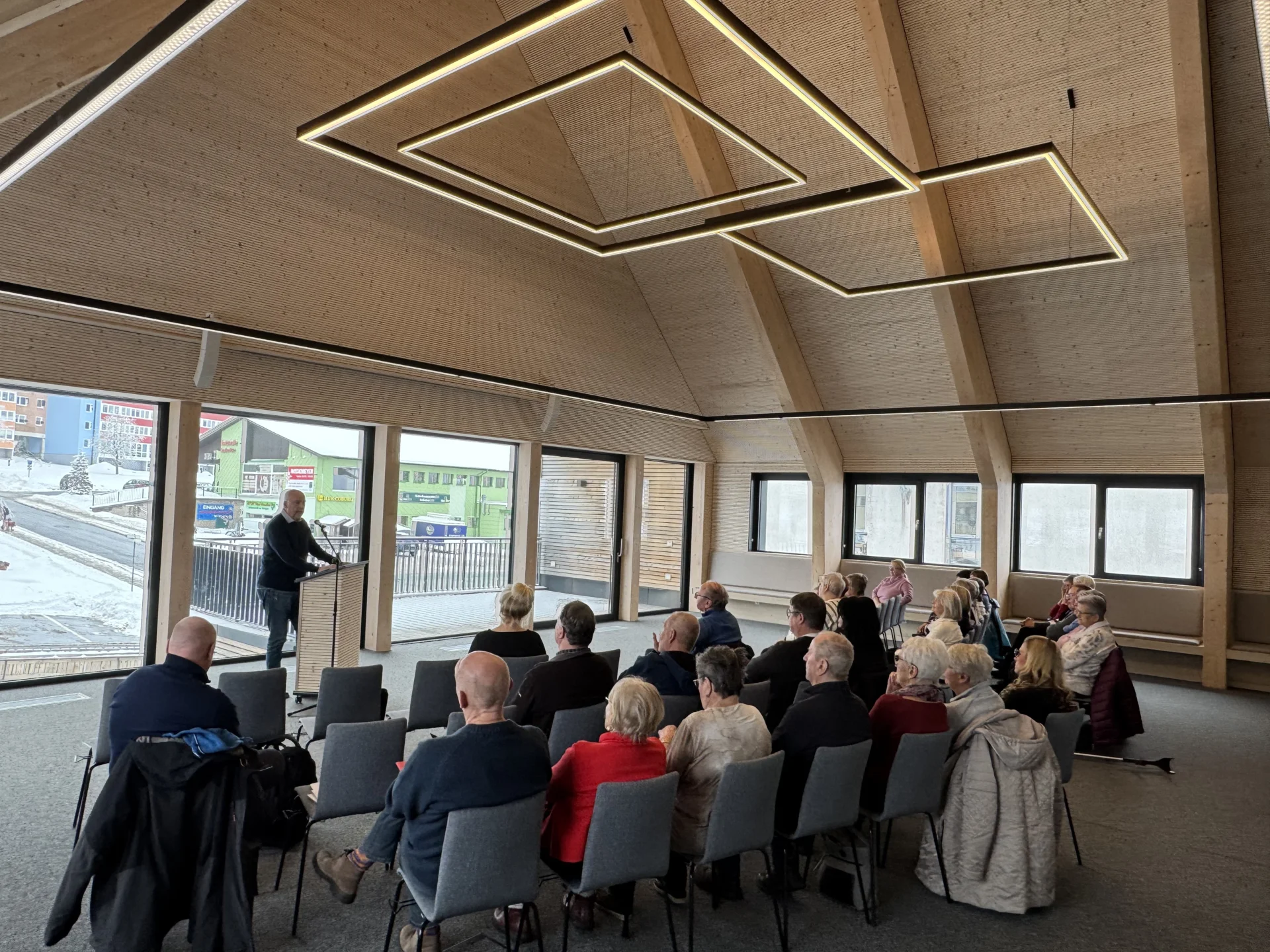 Zahlreiche Seniorinnen und Senioren informierten sich über die ehrenamtliche Tätigkeit in einem Seniorenbeirat