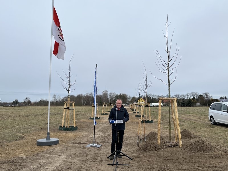 Detlef Tabbert (Minister für Infrastruktur und Landesplanung des Landes Brandenburg) eröffnet die feierliche Baumpflanzung