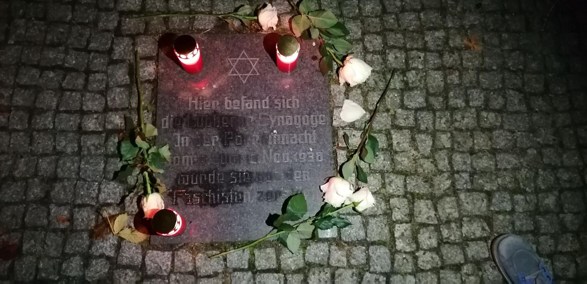 Der Gedenkabend in Lübben wurde am ehemaligen Standort der Lübbener Synagoge beendet.