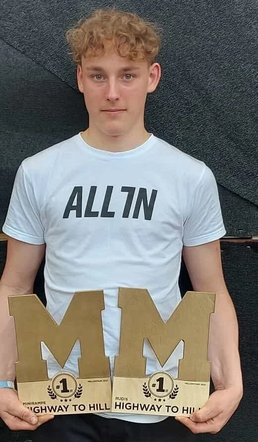 Max Werner mit seinen Pokalen