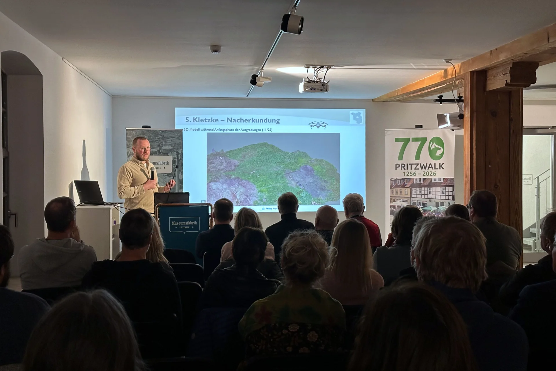 Dr. Philipp Koyan erläutert in der Museumsfabrik Pritzwalk die Techniken zur Bodenuntersuchung. Foto: Museumsfabrik Pritzwalk