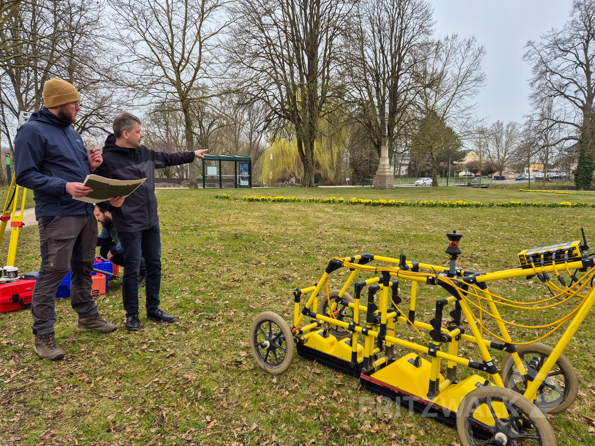 Dr. Philipp Koyan und Torsten Geue vom Denkmalamt des Landkreises beraten über die Lage der Burg. Foto: Stadt Pritzwalk