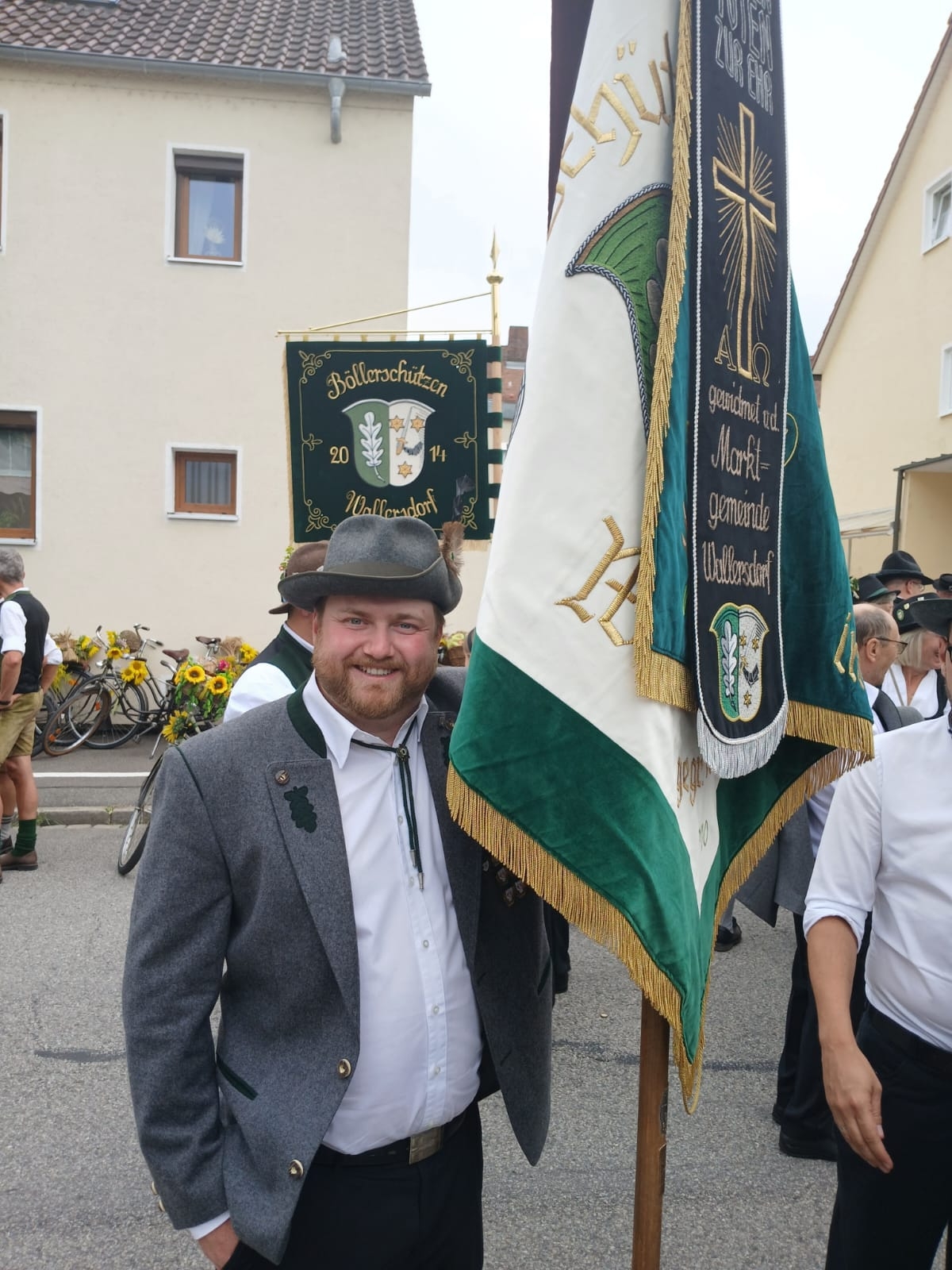 Manuel Mader hält Schützenfahne