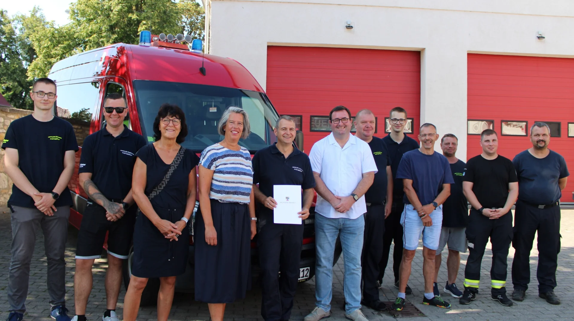 Gruppenfoto mit Ministerin – Die Kameraden der Freiwilligen Feuerwehr Querfurt freuen sich über den Fördermittelbescheid, der ihnen Ende des Jahres ein neues Mannschaftstransportfahrzeug beschert.