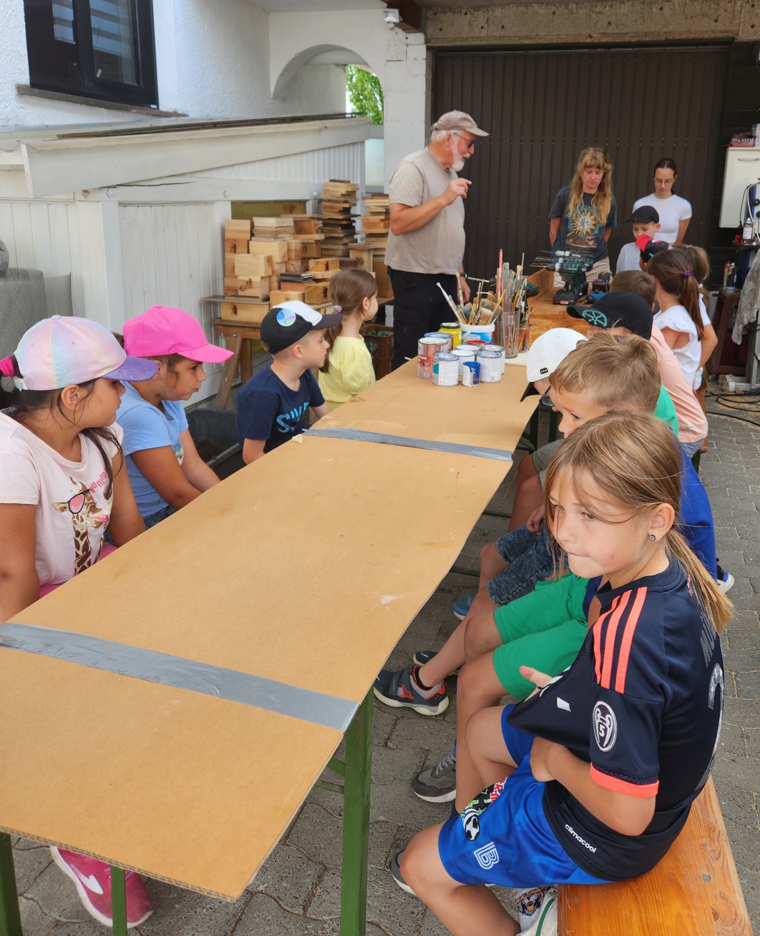 Steinauer Ferienspielkinder bei der Vorbereitung der Insektennisthilfen, Foto: Beck