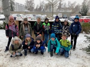 Kinder der Klasse 3 beim Warten vor dem Theater.