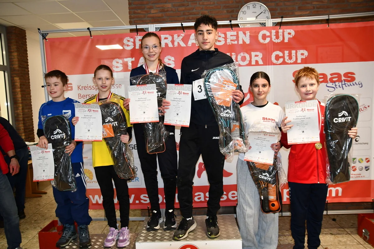Die drei Erstplatzierten Mädchen und Jungen vom Staas-Junior-Cup (Bild vergrößern)