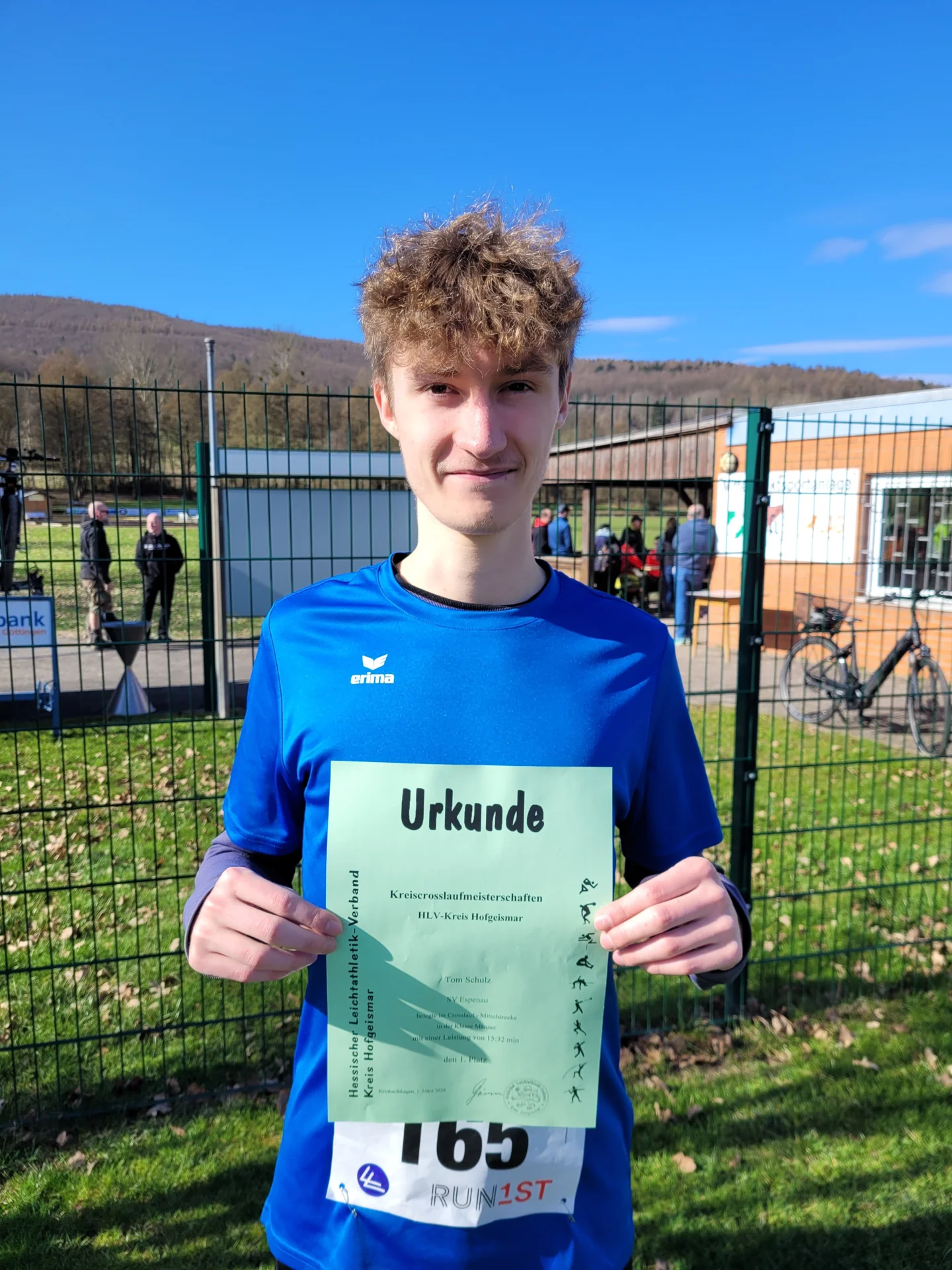 Tom Schulz (SV Espenau) gewann das Rennen in der Männerklasse über die Mittelstrecke von 3,2km ungefährdet.