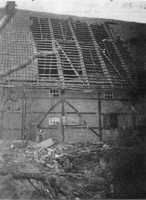 Ein Bombenkrater und ein zerstörtes Dach: Die Familie Voß hat viel Glück. Die Bombe, die am 9. November vor 75 Jahren auf dem Hof einschlug, verfehlte das Schlafzimmer nur knapp.