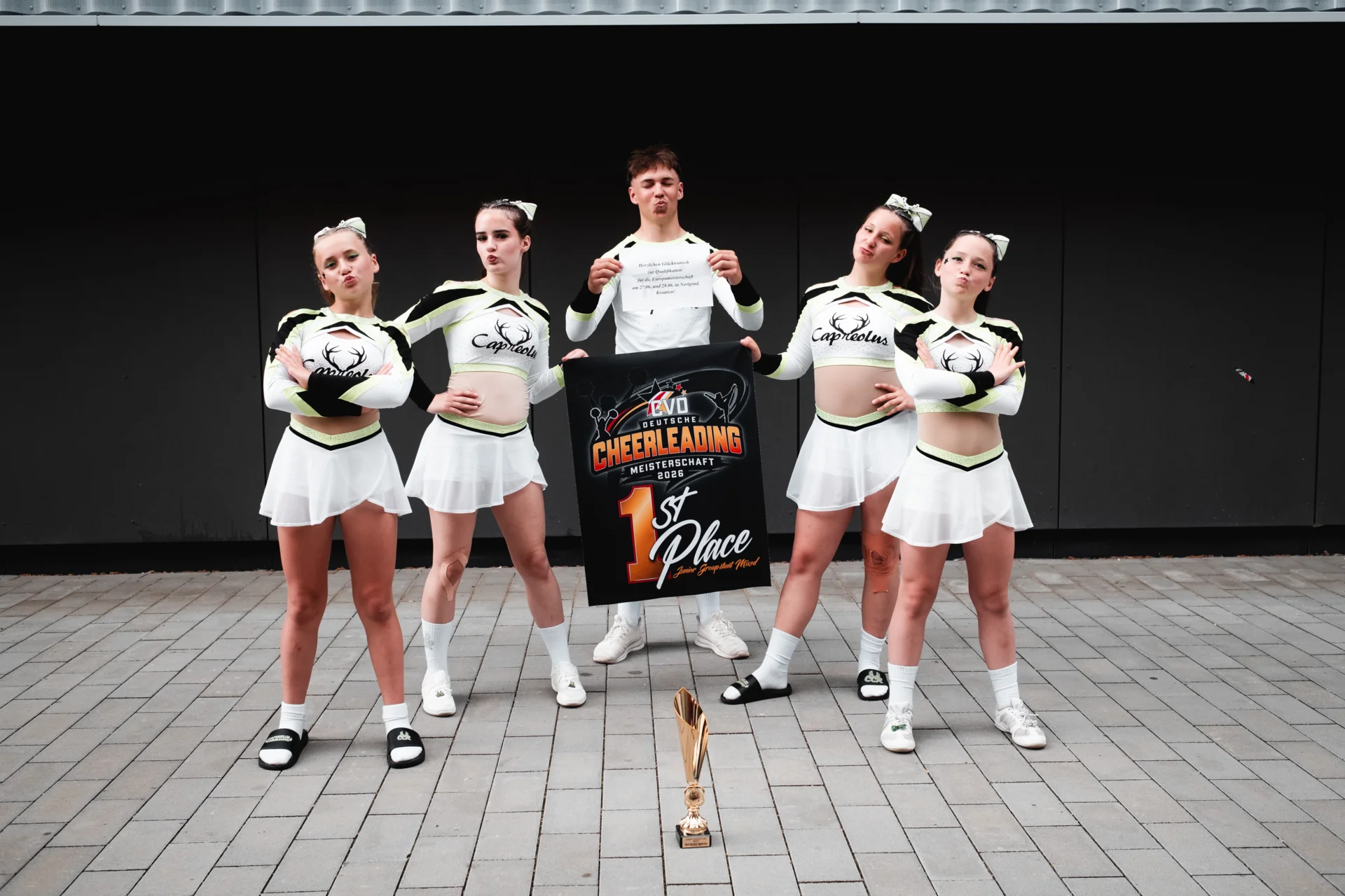 Stolze Gesichter nach dem großen Triumph: Das Team „Junior Groupstunt Mixed“ feiert Platz 1 und den Titel des Deutschen Meisters 2026.