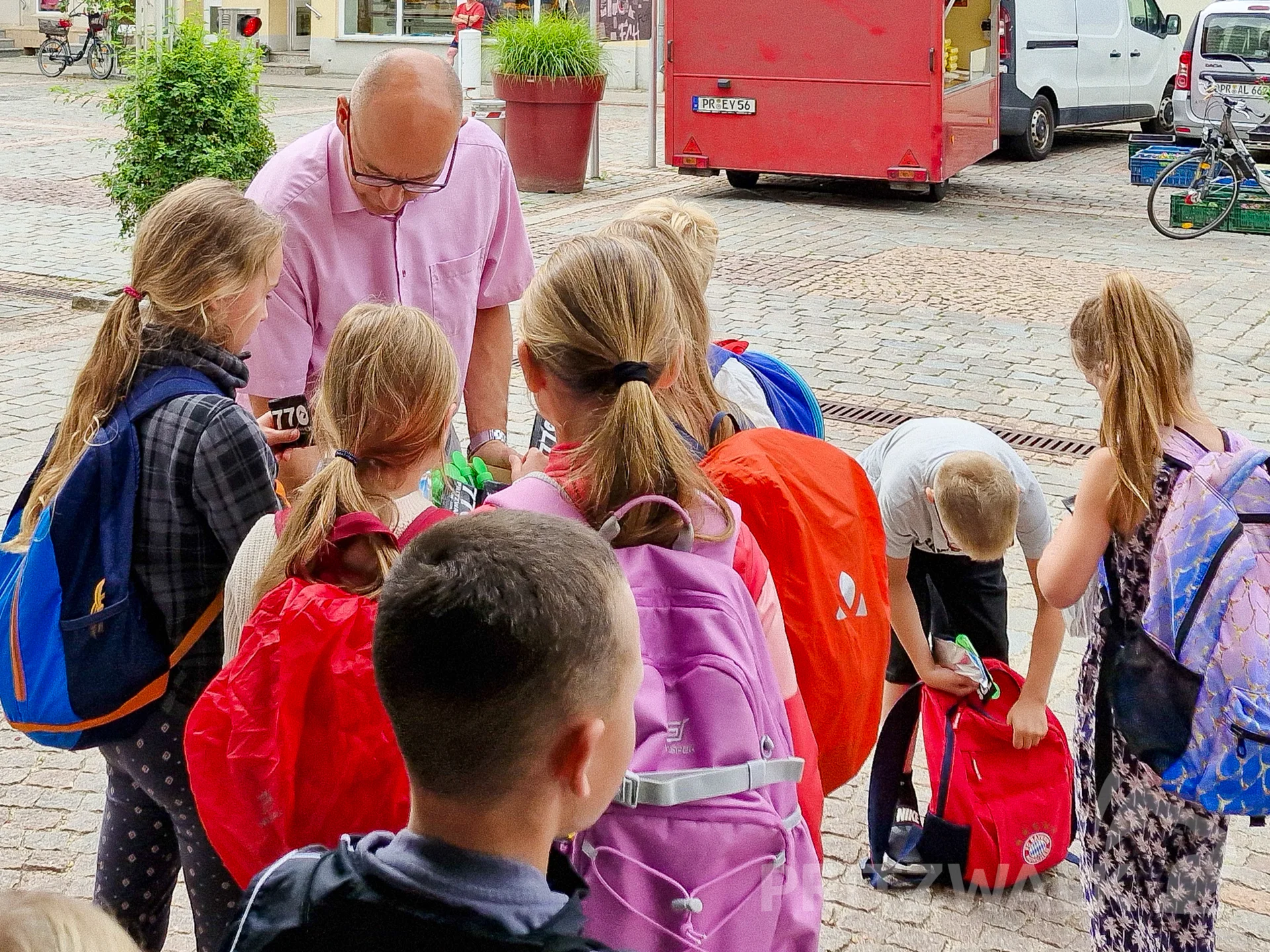 Zum Abschied gab es noch Seifenblasen. Foto: Stadt Pritzwalk
