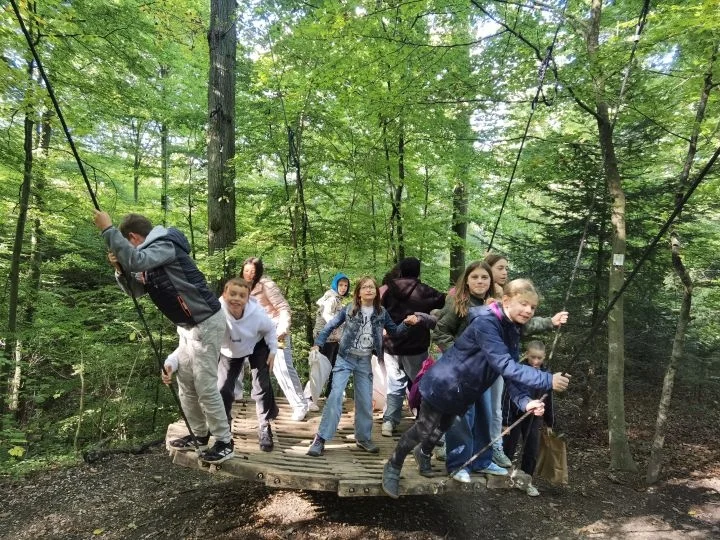 Klettern auf der Waldbrücke