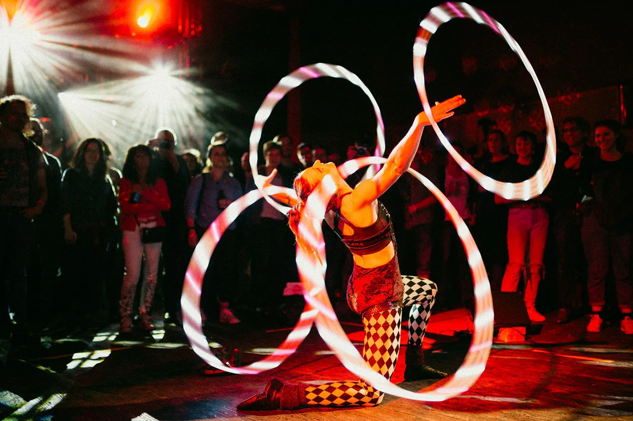 Kristin Lahoop und ihe Hula-Hoop-Reifen sind ein Showact bei den Pritzwalker herbstlichtern. Foto: Guido Rottmann.