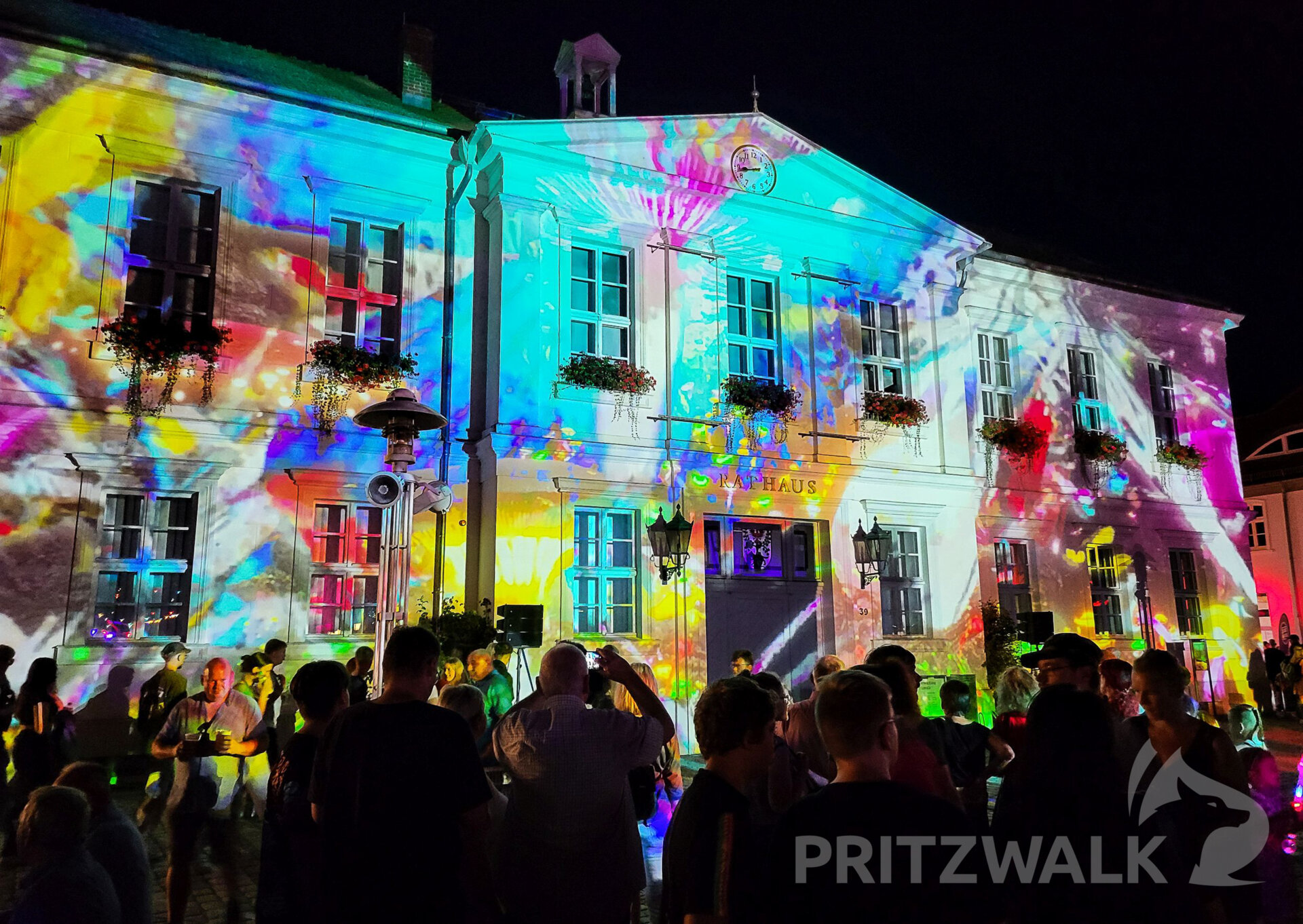 Das Pritzwalker Rathaus wird in bunte Farben getaucht. Foto: Stadt Pritzwalk