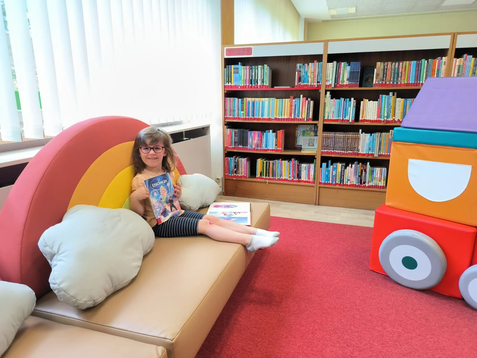 Auf einer kuschligen Couch lässt es sich nun prima lesen. Foto: Stadt Pritzwalk