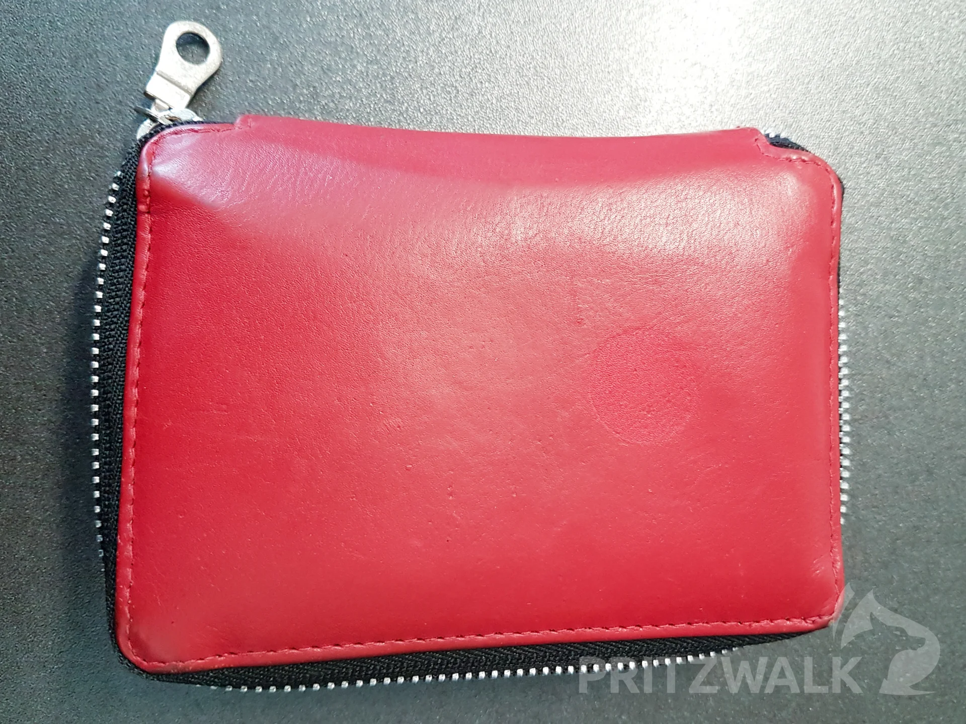 Diese rote Geldbörse wartet im Fundbüro auf Abholung. Foto: Stadt Pritzwalk