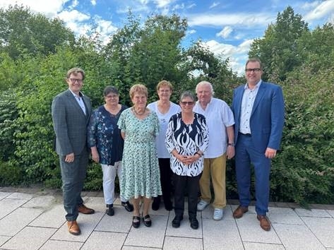 Foto: Eröffnung der Brandenburgischen Seniorenwoche in OSL mit Auszeichnung von ehrenamtlichen Seniorinnen und Senioren.  (vlnr.: Senftenbergs Bürgermeister Andreas Pfeiffer, stellvertretende Vorsitzende der Kreisseniorenrates Bettina Lehmann, Brigitta Weidner, Ute Scholz, Monika Urban, Wolfgang Kaden, Beigeordneter Alexander Erbert (Foto: Landkreis OSL/Nora Bielitz)