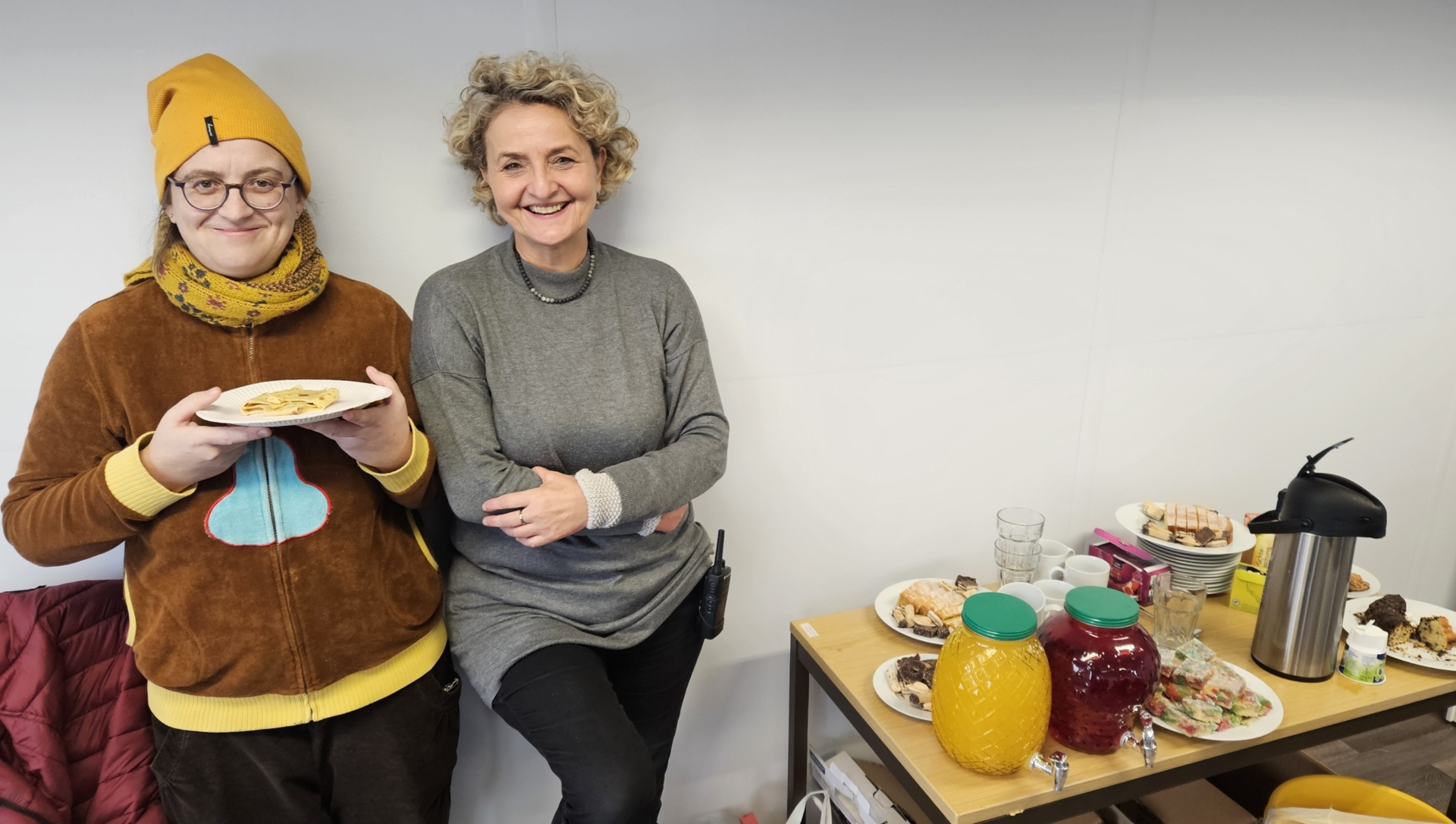 Crêpes und Kaffee: Petra Doll (r.) und Karen Ascher haben sich zum Helfen gemeldet. Foto: Dörthe Ziemer