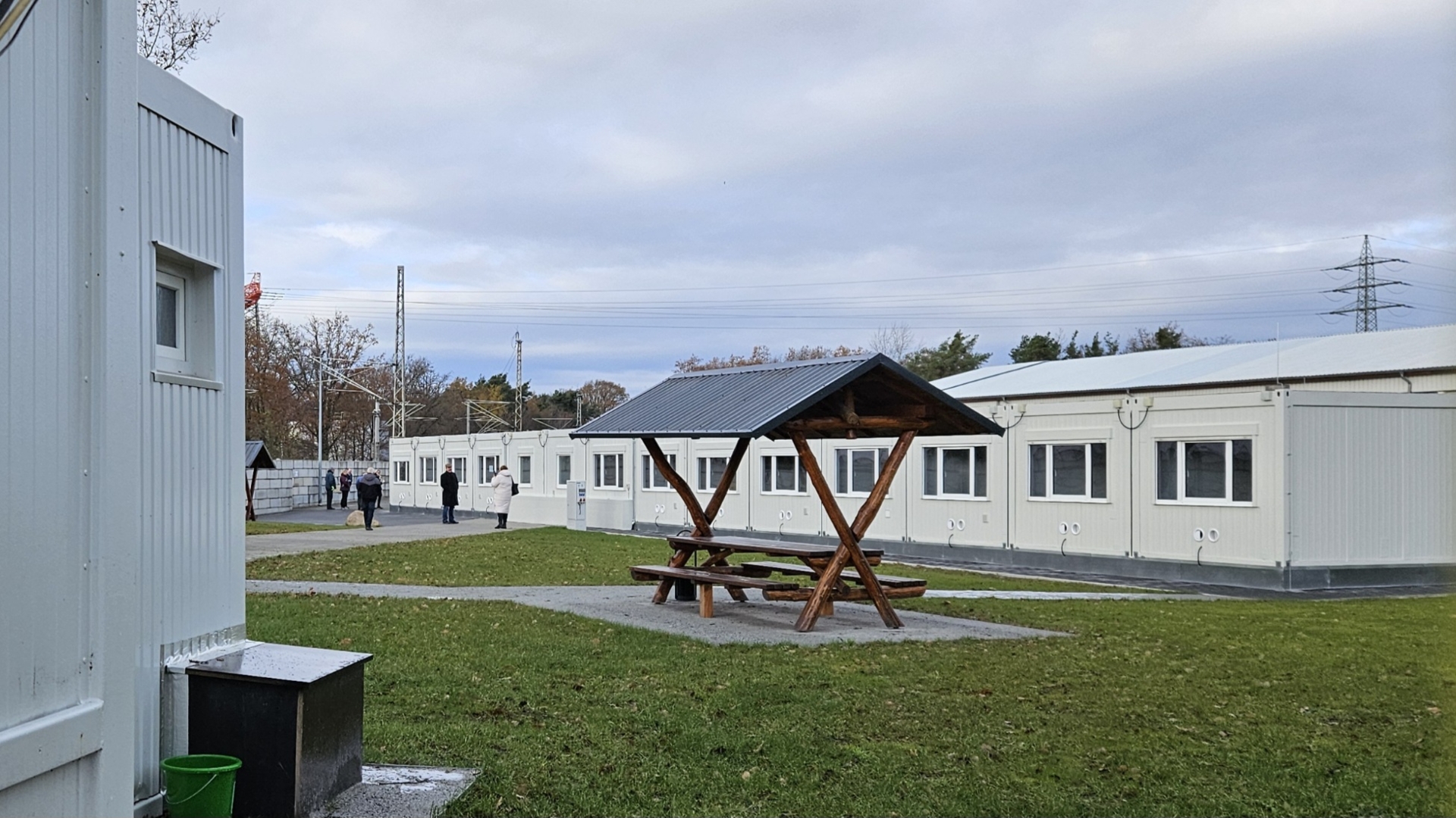 Die eingeschossigen Bauten der neuen Geflüchtetenunterkunft in Lübben. Foto: Dörthe Ziemer