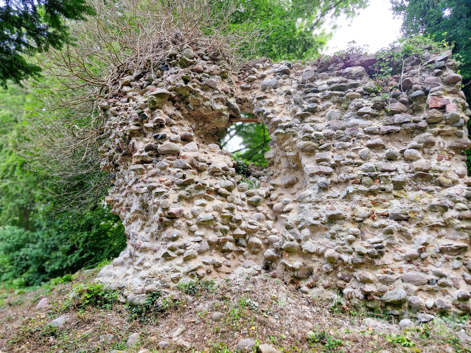 Die Mauer mit dem Loch ist wieder standsicher. Foto: Stadt Pritzwalk