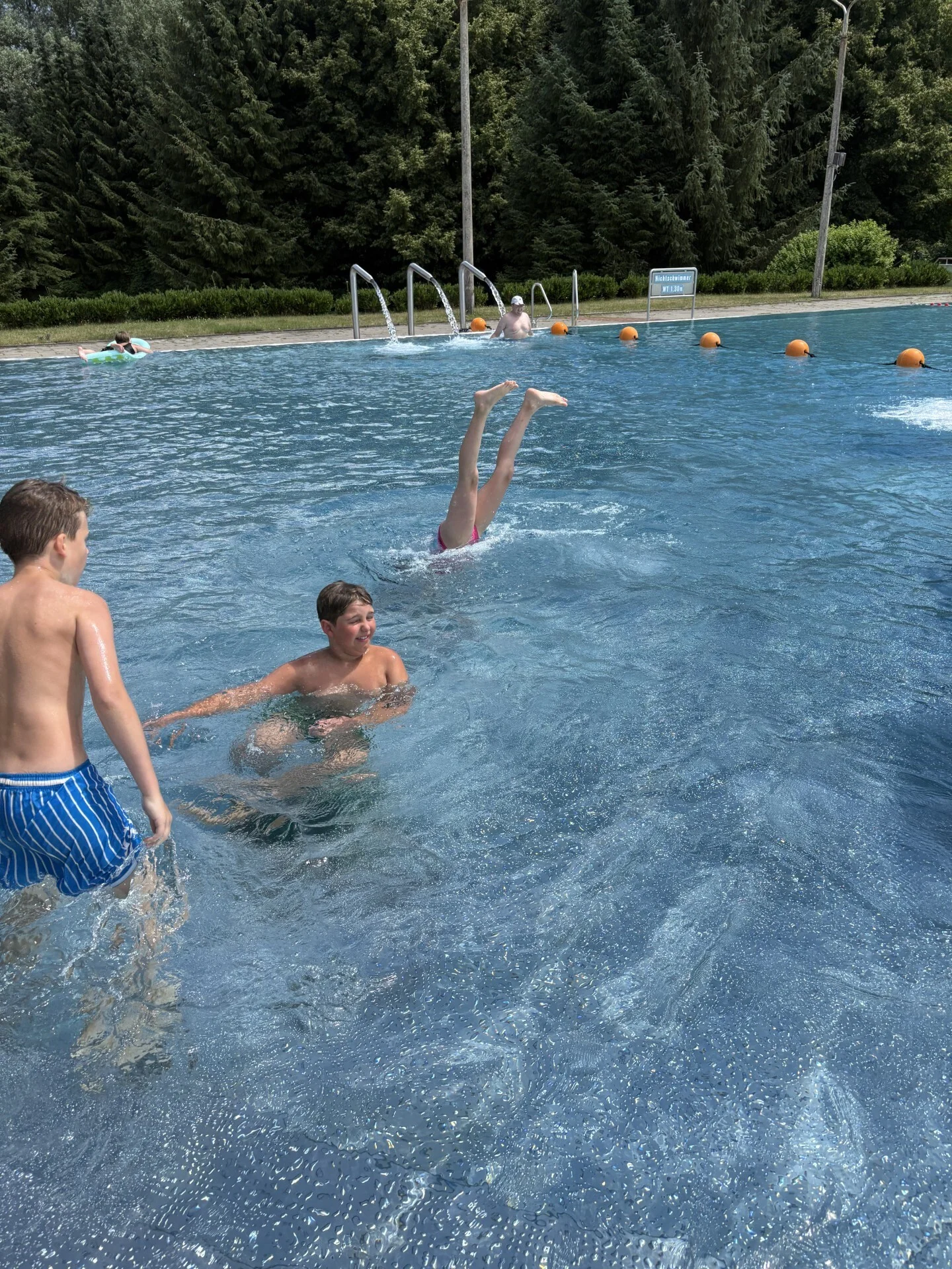 Kindersport in der Badeanstalt
