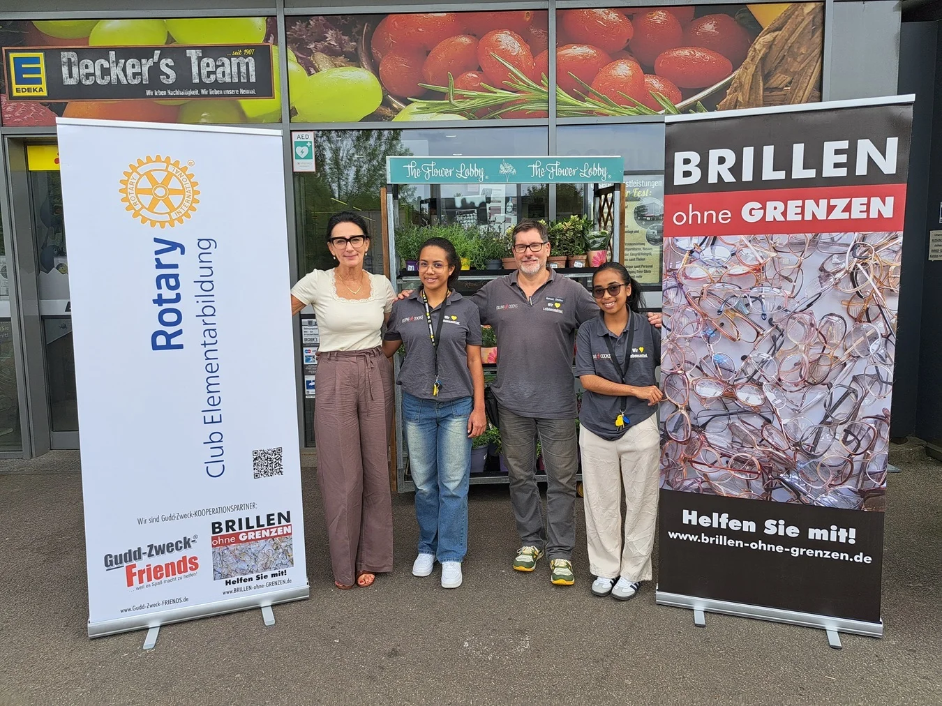 2026-08-07_B_EDEKA-DECKER_2-Auszubildende-aus-MADAGASKAR_BRILLEN-ohne-GRENZEN_RC-Elementarbildung_Gudd-Zweck-FRIENDS_H-1350