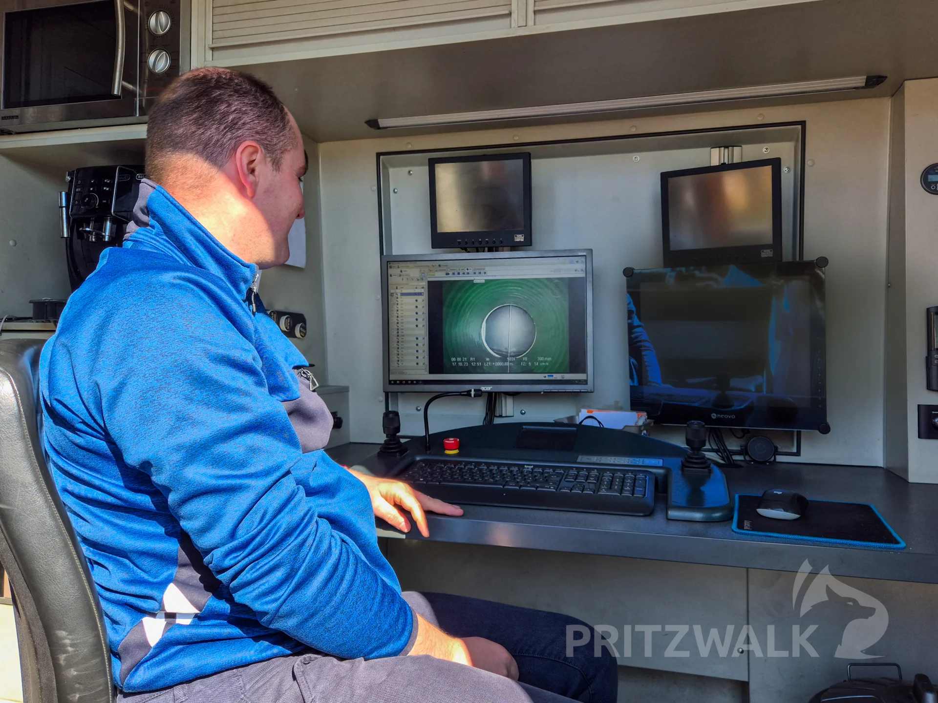 Christian Krüger zeigt am Arbeitsplatz im Kontrollwagen Aufnahmen vom Inneren einer neuen Regenwasserleitung. Foto: Stadt Pritzwalk