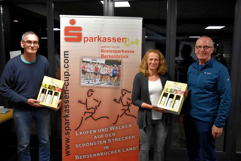 Franz-Josef Dirkes bedankte sich bei Elke Renze und Axel Beyersdorf für die Ausrichtung der Sparkassen Cup Läufe.