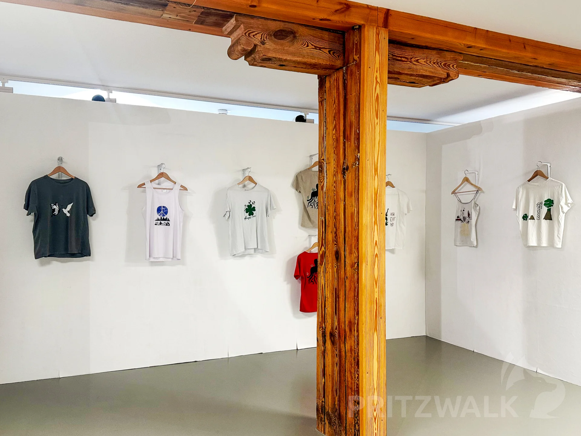 Diese T-Shirts entstanden während des Projektes und sind in der Ausstellung zu sehen. Foto: Museumsfabrik Pritzwalk