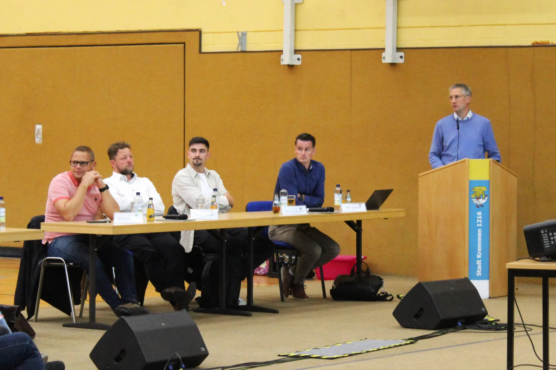 Ricky Schlichting, Bürgermeister Sebastian Busse, Sachbearbeiter Philipp Hornemann und Bauamtsleiter Christoph Artymiak  sowie Dr. Clemens Elbing begleiteten den Abend
