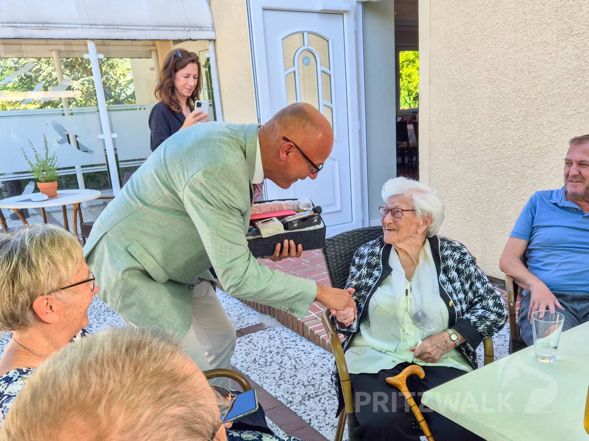 Bürgermeister Dr. Ronald Thiel wünschte Herta Mertens alles Gute zum 105. Geburtstag. Foto: Stdat Pritzwalk