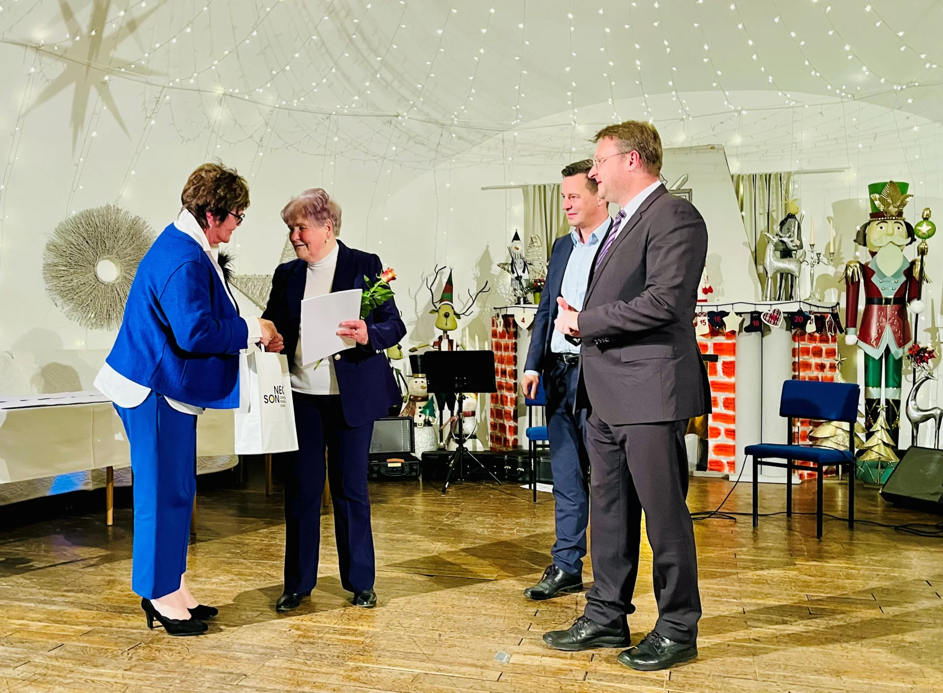 Ehrenamtsgala 2025_Gratulation Doris Motschmann an Traudel Beuchert_LRA SON M.Volk