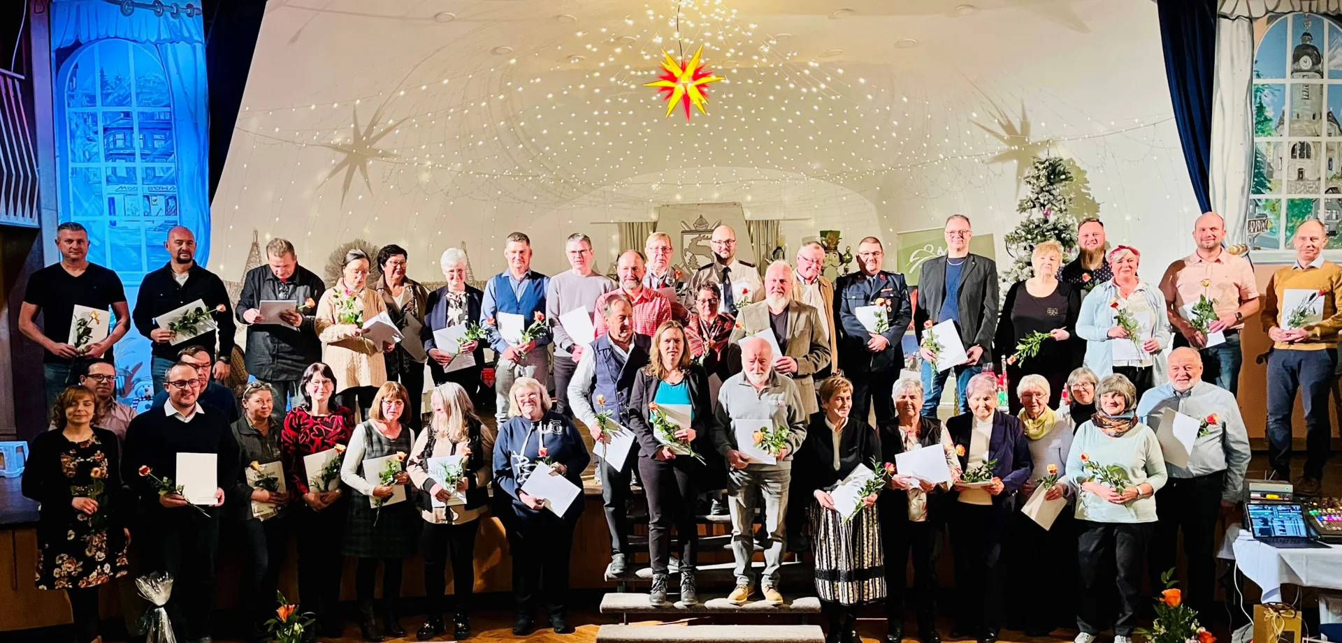 Ehrenamtsgala 2025_Gruppenfoto der Geehrten_LRA SON M.Volk