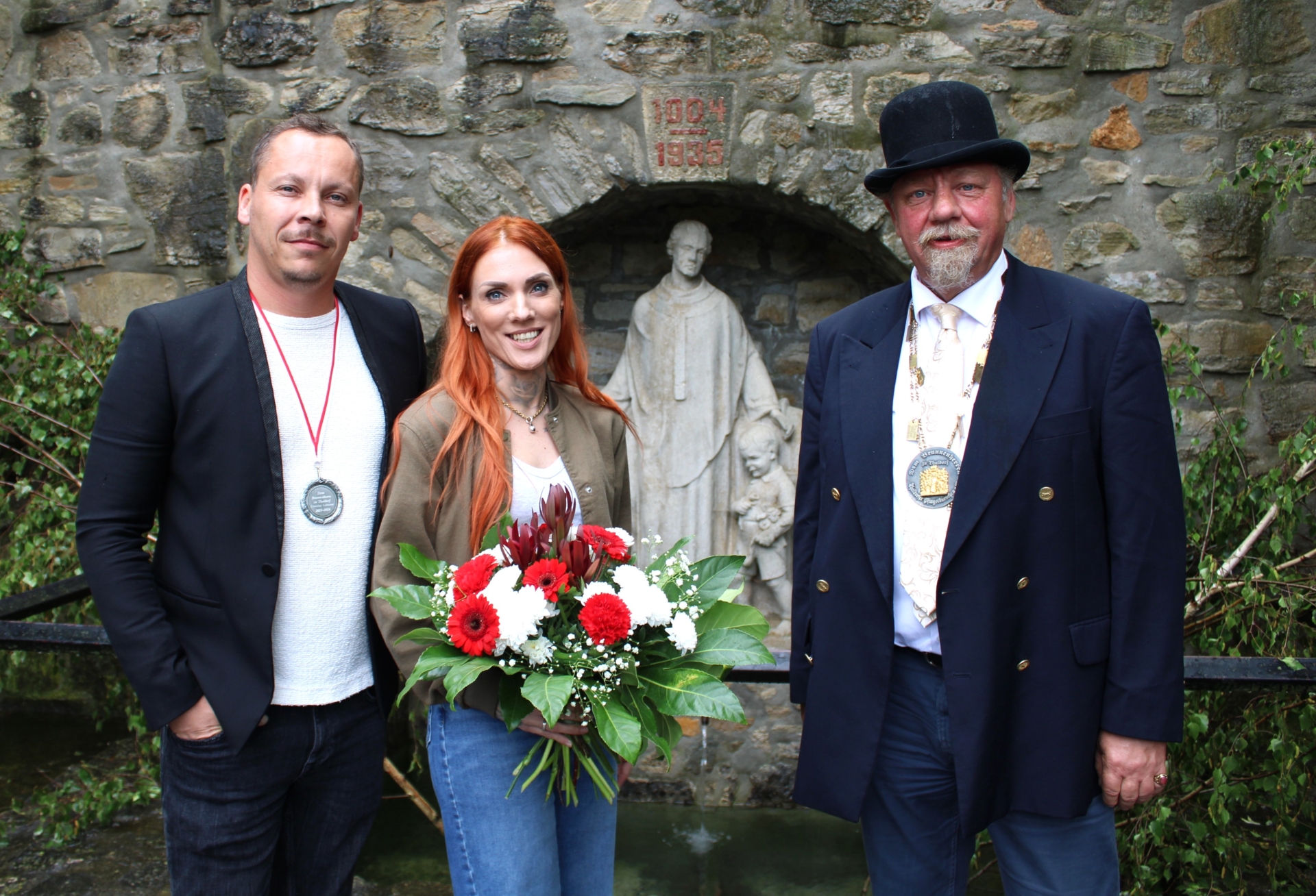 Alter und neuer Brunnenherr – Christian Lehmann mit Ehefrau Sarah und Henry Fritz Böhm – vor dem Braunsbrunnen.