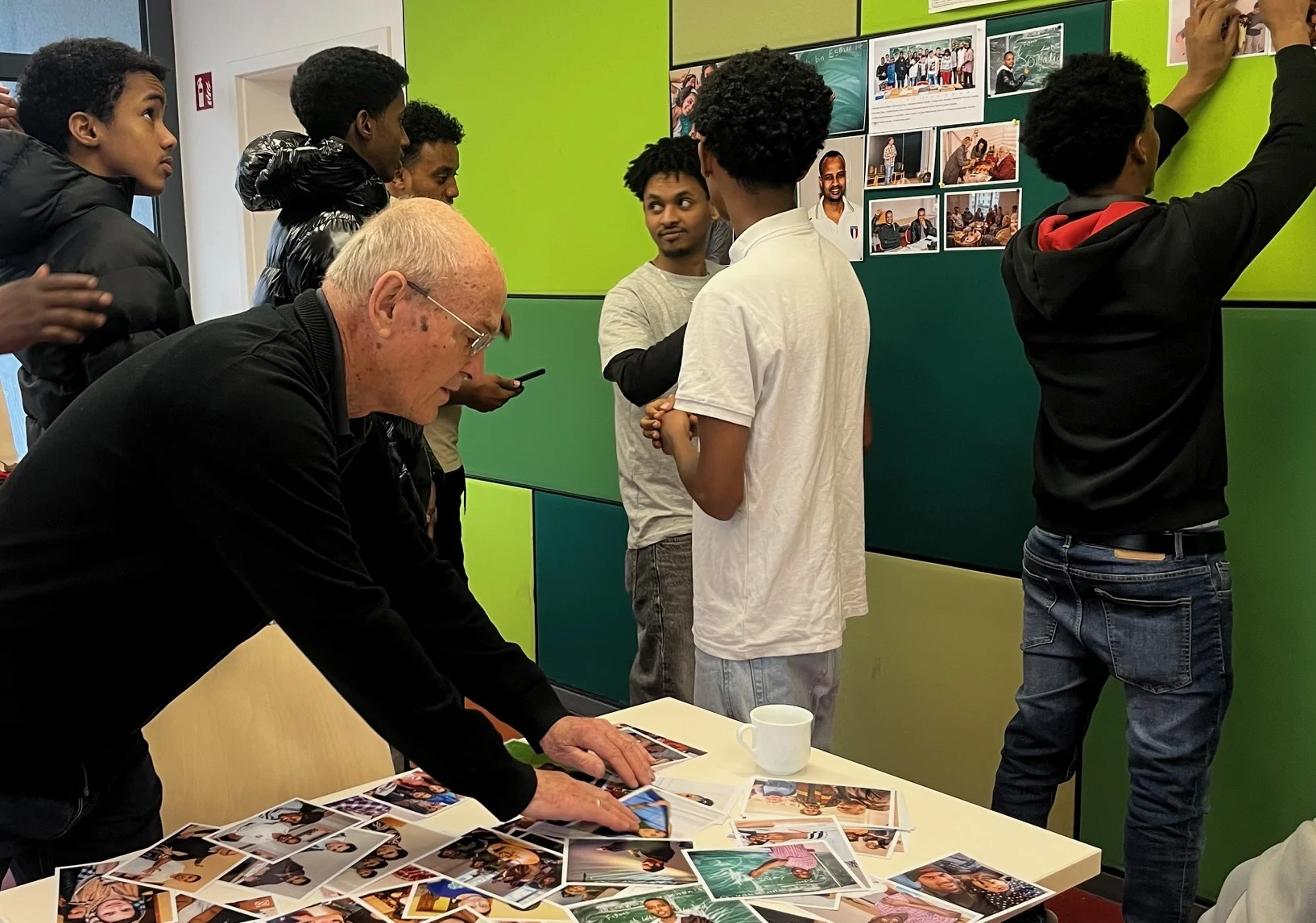 Fotos für die Erinnerung: Seit zehn Jahren wird im Sprechcafé Königs Wusterhausen Integration durch Sprache gelebt. Foto: Birgit Mittwoch