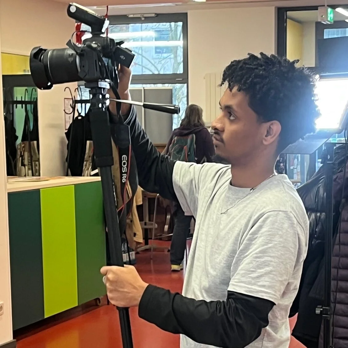 Filmon aus Eritrea absolviert eine Lehre zum Ton- und Videoeditor. Foto: Birgit Mittwoch