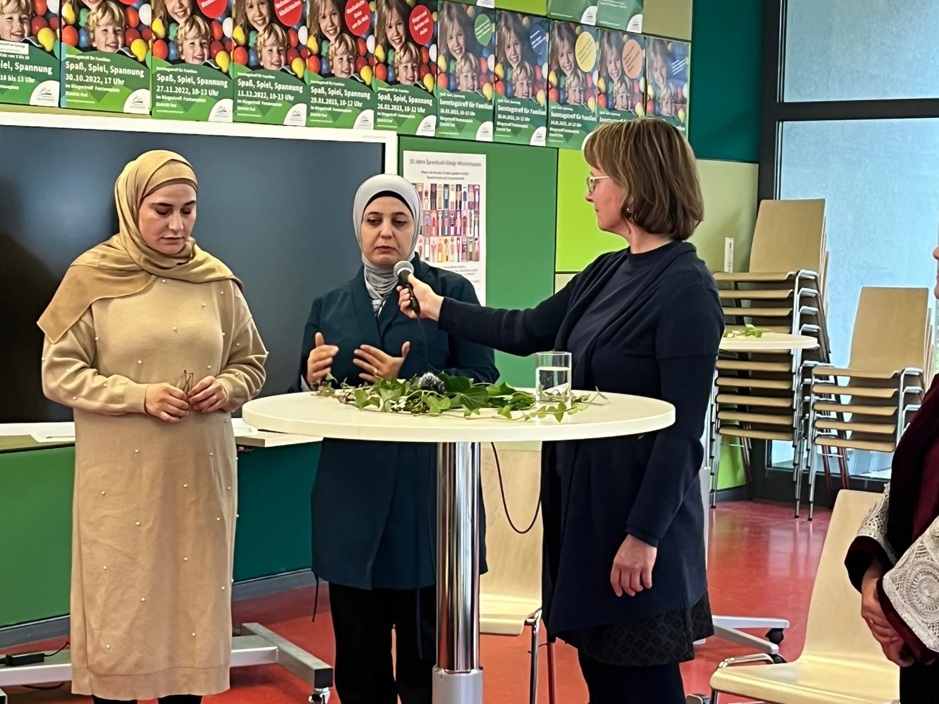 Heba und Fatina erzählen bei der Jubiläumsfeier ihre Geschichte, moderiert von Dörthe Ziemer Foto: Birgit Mittwoch