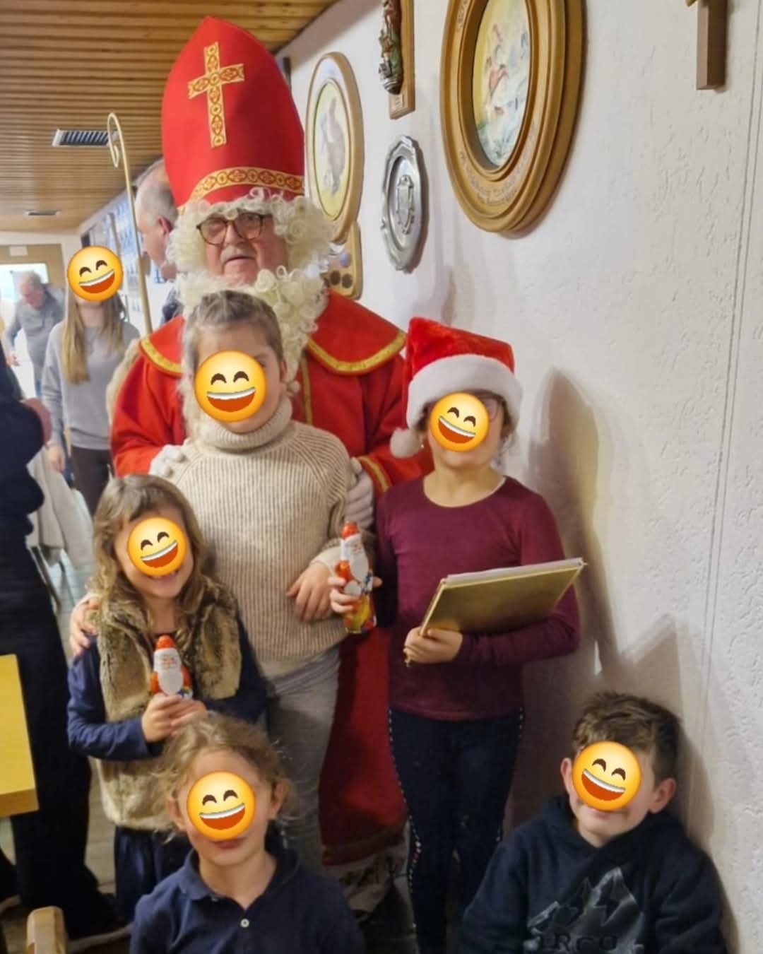 Nikolaus mit Kinder verpixelt