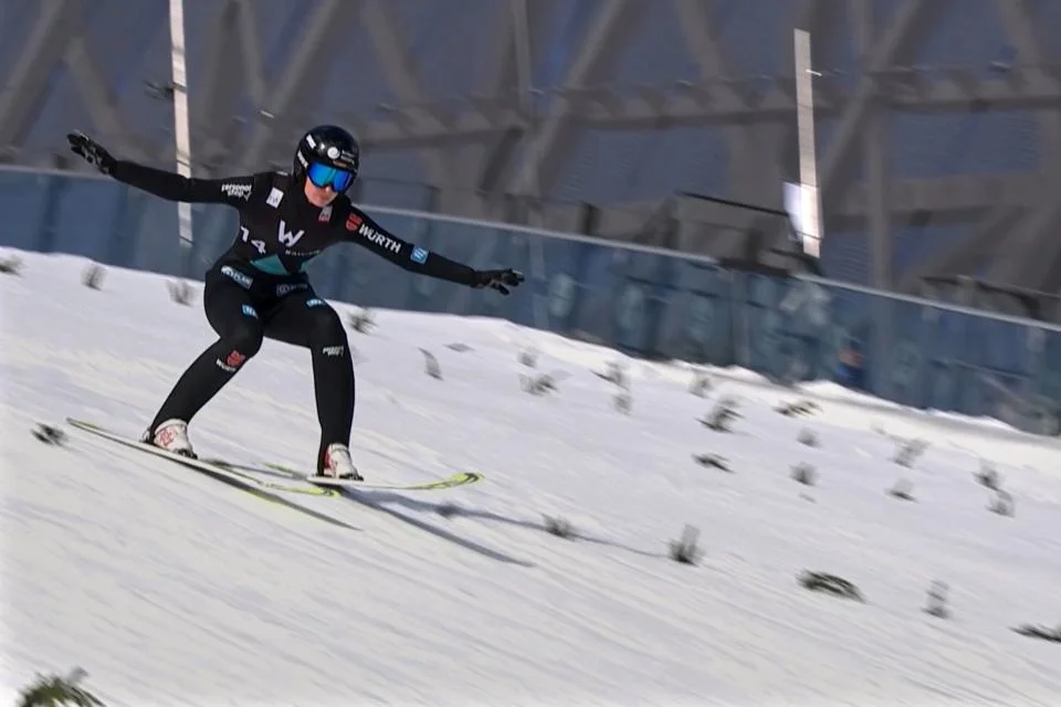 Alvine Holz springt beim Weltcup am Holmenkollen
