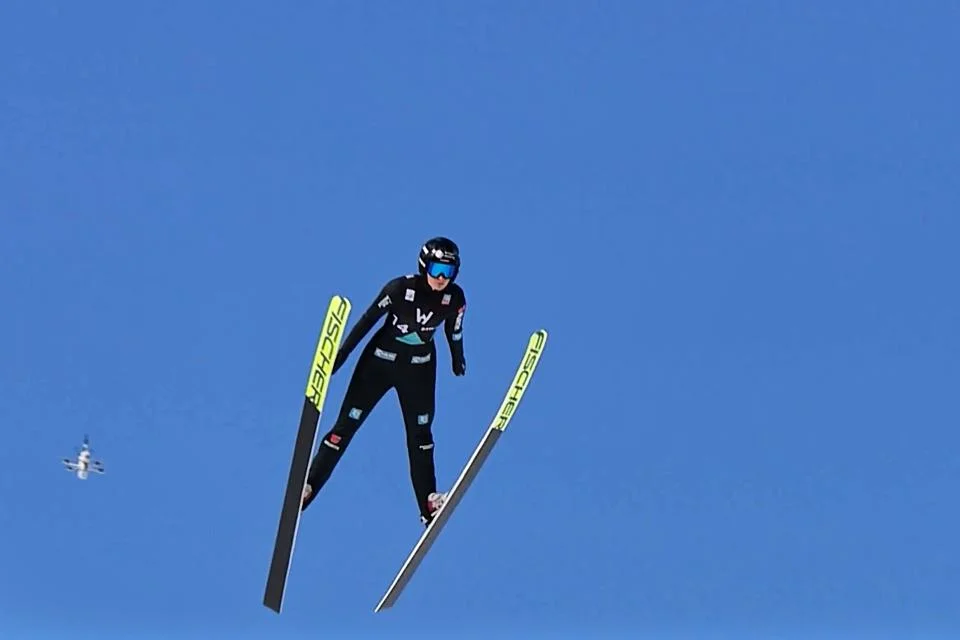 Alvine Holz springt beim Weltcup am Holmenkollen