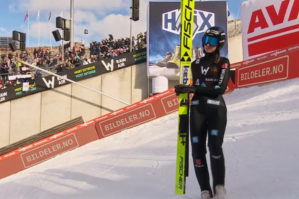 Alvine Holz springt beim Weltcup am Holmenkollen